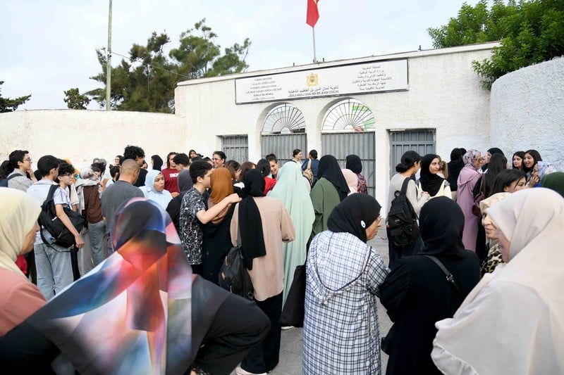 مرابطة الأمهات على أبواب المدارس تستنزف تركيز "تلاميذ البكالوريا"