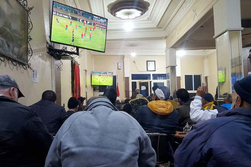 "البرمجة الليلية" تربك استعداد المقاهي المغربية لنقل مباريات كأس العالم