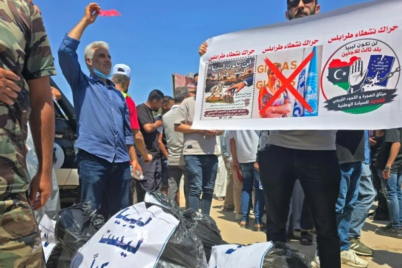 "لسنا مكبّ نفايات العالم" .. مئات الليبيين ينددون بوجود مهاجرين سريين